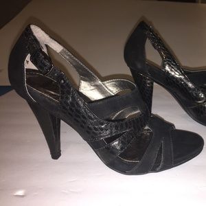 Black Kenneth Cole Reaction Heels
